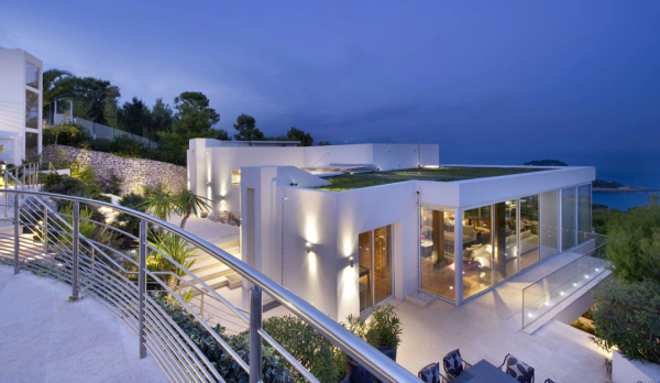 Villa dengan gaya arsitektur klasik dan pemandangan laut dari Perancis